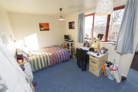 12-Barber-Crescent-bedroom 1, pic 2.jpg