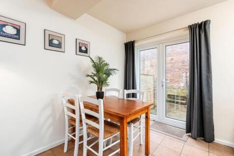 47 Western Rd dining area.jpg