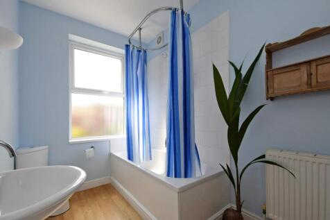 471 Springvale Road, shower room 1.jpg