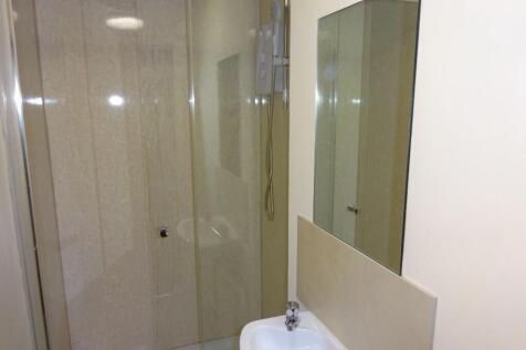 497a Glossop - Shower 1.JPG