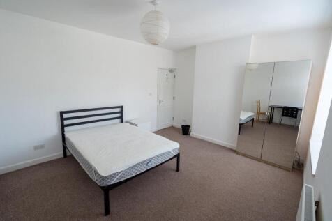 84 Forres Rd - Bed 2b.jpg
