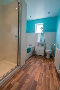 84 Forres Rd - Bathroom.jpg