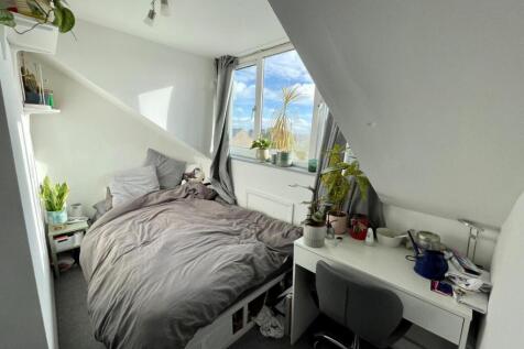 Bed 4 (smaller room)