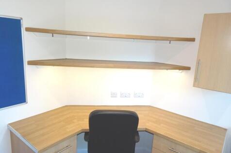 Bedroom 2 1st floor rear desk.JPG