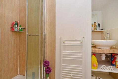 26 Birkendale Road, bedroom 4, ensuite.JPG