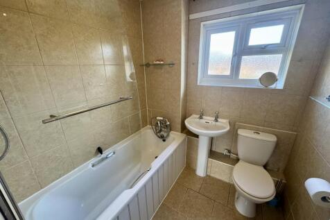 Main Bathroom (1/2)