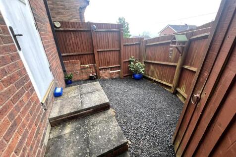 7 Lining Wood COURTYARD