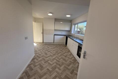 Kitchen 2 of 4