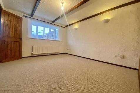 Living Room (1/2)