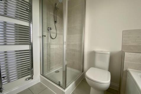 Main Bathroom (1/2)