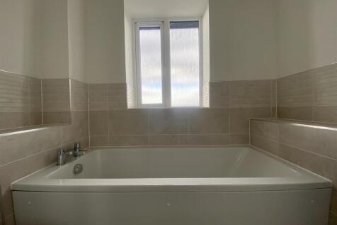 Main Bathroom (2/2)