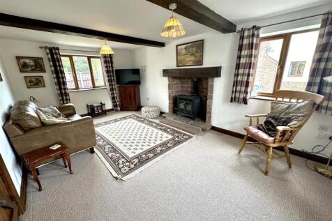 Living Room (2/2)