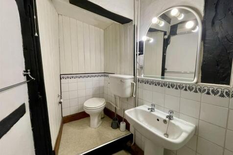 Bathroom (1/2)