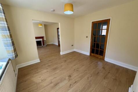 Living Room (2/4)