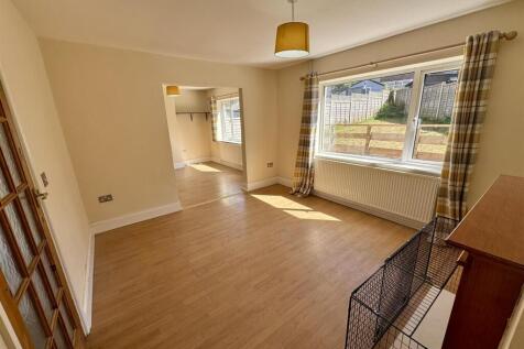 Living Room (4/4)