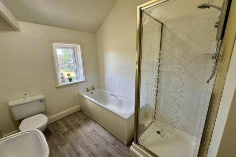 Bathroom 1 (1/2)