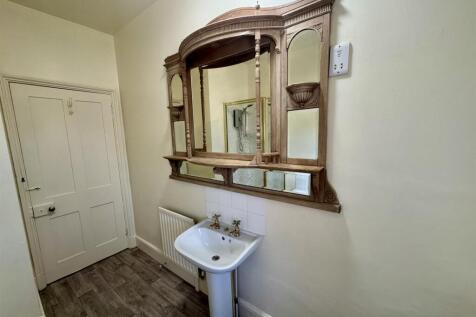 Bathroom 1 (2/2)