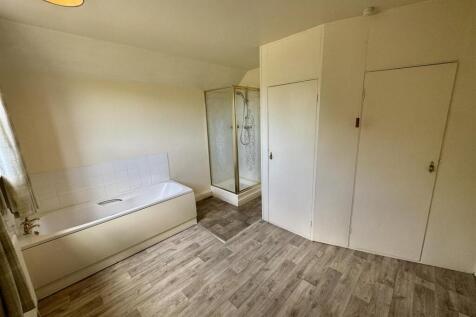 Bathroom 2 (1/2)