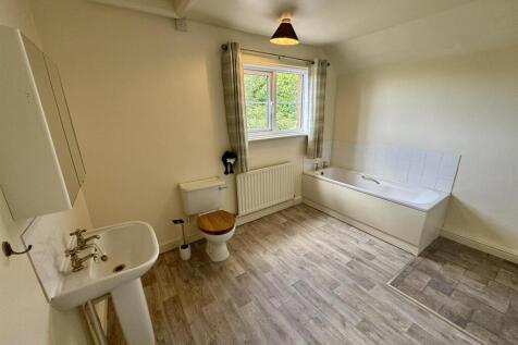Bathroom 2 (2/2)