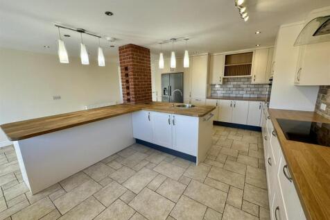 Kitchen (2/3)