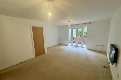 Living room 1 of 2