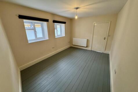 Bedroom (2/2)
