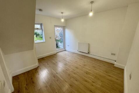 Living Room (2/2)