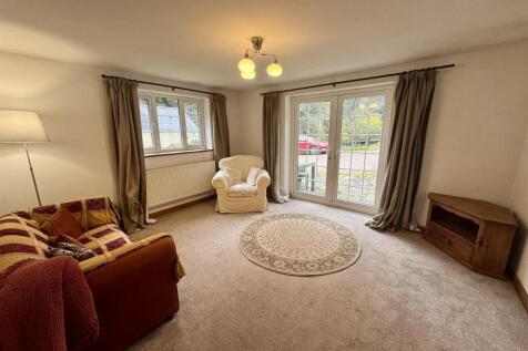 Living Room (1/2)