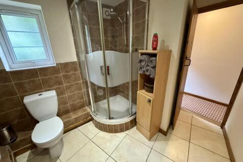 Bathroom (1/2)