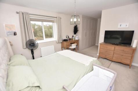 MAIN BEDROOM