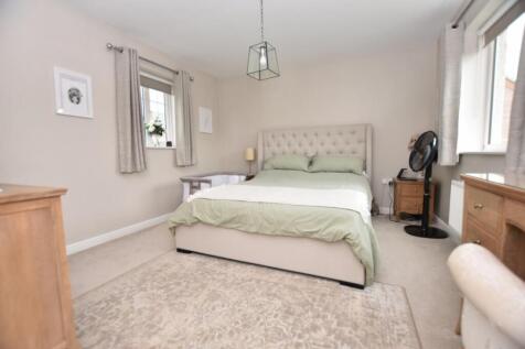 MAIN BEDROOM