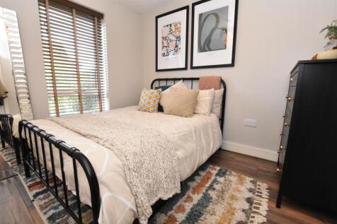 DOUBLE BEDROOM