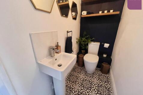 pbox-bathroom-335207.JPG