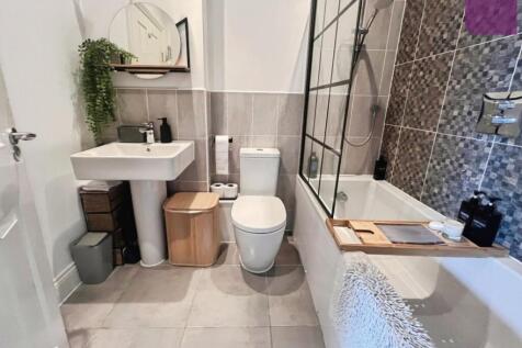 pbox-bathroom-335207.JPG