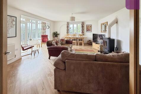 12 Family Room.JPG