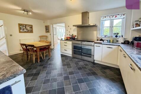 11 Kitchen.JPG