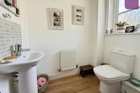 19 Cloakroom.JPG