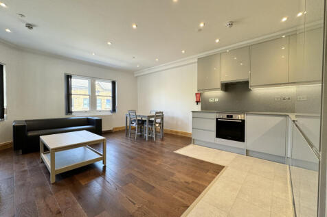 Stunning 4-Bedroom, 5-Bathroom Flat ¿ Fully Fur