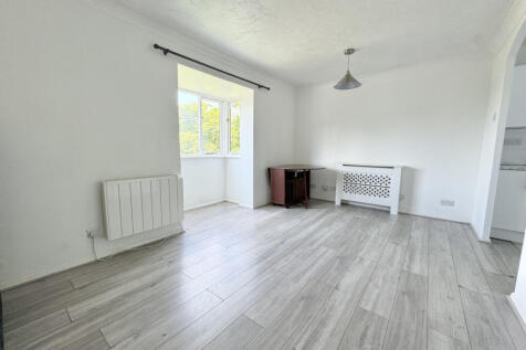 Studio flat to rent in N9