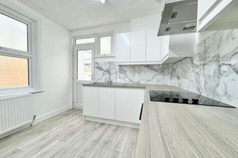 3 bedroom Terraced house to rent for Families