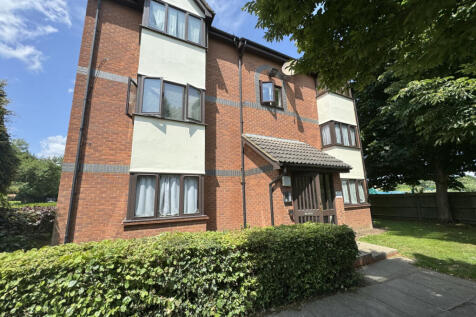 Studio flat to rent in N9