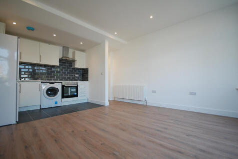 2-bedroom to rent in Palmers Green N13