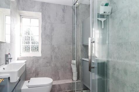 FAMILY SHOWER ROOM