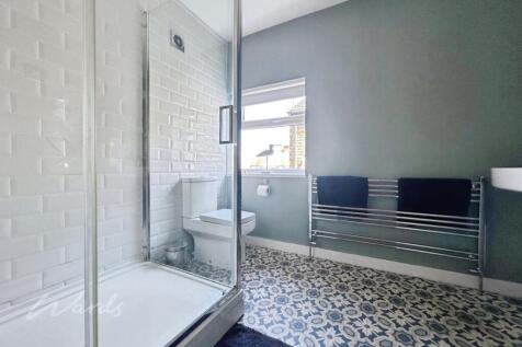 Chaucer shower ro...