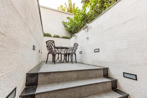 Nel BF courtyard 1