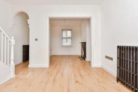 Broad lounge dine...