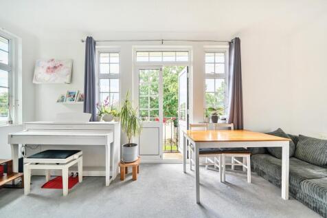 Lounge/Dining Area