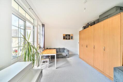 Lounge/Dining Area