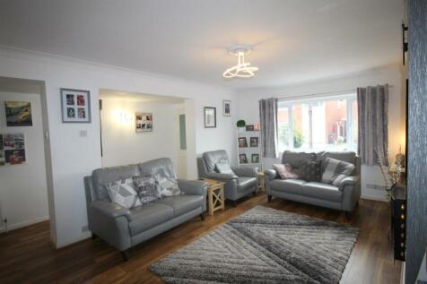 Ring Dyke Way, 1 Lounge.JPG