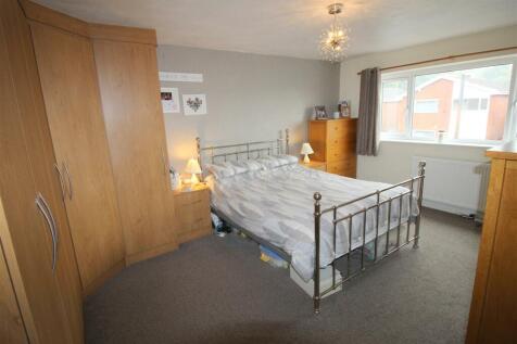 Ring Dyke Way, 1 bedroom one.JPG